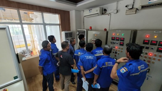 Technical briefing in panel room